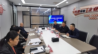 隆昌市人社局和球盟会主要负责人共同探讨隆昌国有人力资源公司运行、服务重点企业用工保障工作
